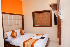 孟买Hotel Nest N Rest - Mumbai的酒店客房设有床和窗户。