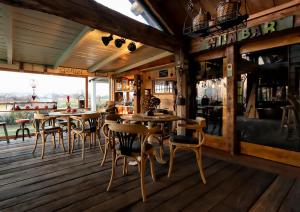斯容代克恩塞纳达旅馆的餐厅铺有木地板,配有桌椅