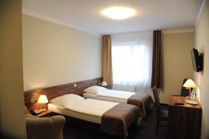 马尔堡Dedal的酒店客房设有两张床和窗户。
