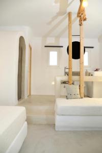 纳克索斯岛卡斯特拉基Irida Vacation suites的白色的客房配有两张床和一张桌子