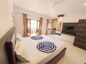 卡兰古特Casa de Laura的一间卧室配有一张大床和两个枕头