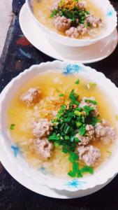 库德岛Small Guest House Koh Kood的两盘带一碗汤的食物