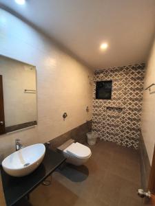 卡兰古特Casa de Laura的一间带水槽、卫生间和镜子的浴室
