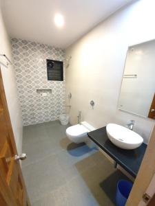 卡兰古特Casa de Laura的一间带两个盥洗盆和卫生间的浴室