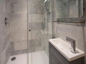 达特茅斯Frebus House的带淋浴、盥洗盆和淋浴的浴室
