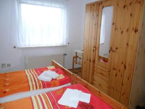 乌曼茨Ferienwohnung的一间卧室配有两张床和镜子