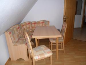 乌曼茨Ferienwohnung的桌子和椅子