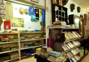 Aitong马拉河山林小屋的一间书架上满是书和长沙发的房间