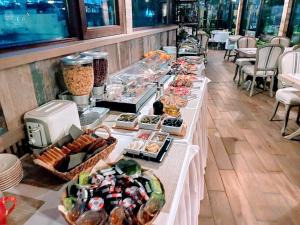第比利斯Sharden Villa Boutique Hotel的包含多种不同食物的自助餐