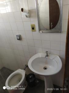 帕苏斯Hostel da Moda的一间带水槽、卫生间和镜子的浴室