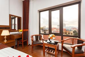 宁平Diamond Hotel的酒店客房带一张床、一张桌子和椅子
