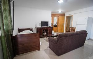 英雄港科斯塔伊赛阿公寓的客厅配有沙发和1张床
