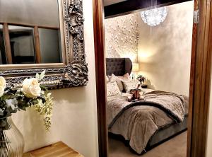 里彭Grange Farm Lodge的一间卧室配有一张带镜子和桌子的床