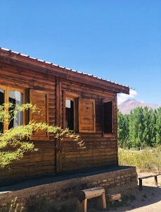 乌斯帕亚塔Terrazas de Uspallata的小木屋设有门廊和窗户