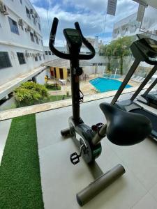 阿里奥阿罗约杜西尔瓦Scaini Palace Hotel的一个带跑步机和游泳池的健身房