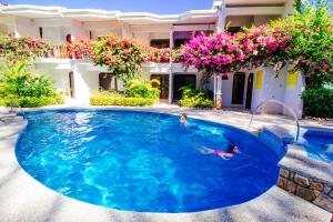 萨玛拉吉亚塔酒店的鲜花屋前的游泳池