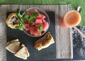 伊尔哈德博伊巴Casa Namoa Pousada的一大盘食物,一碗水果和一杯饮料