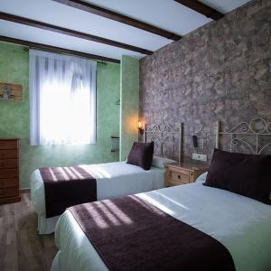 钦琼Palacito de la Rubia的酒店客房设有两张床和窗户。