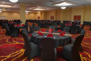 拉伯克MCM鲁波科典雅套房酒店的宴会厅配有桌椅和红色餐巾