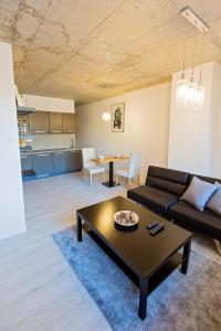 马达伯乐斯拉夫Exclusive penzion Viva Residence的客厅配有沙发和桌子