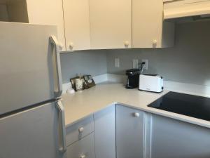 SaanichtonMotel 6-Saanichton, BC - Victoria Airport的厨房配有白色橱柜和烤面包机。