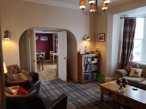 布雷马Cranford Guest House的客厅配有沙发和桌子