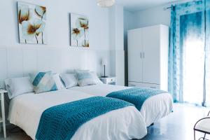 隆达Apartamento Victoria con parking incluido的一间卧室配有一张带蓝色毯子的大床