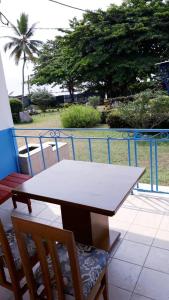 克里比OCEAN-SI MAnsion的阳台上配有一张白色的桌子和两把椅子