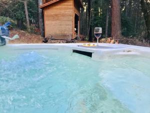 ForesthillA Lovely Cabin House at Way Woods Retreat with Outdoor Hot Tub! - By Sacred Hub MGMT的相册照片