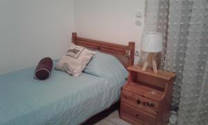 MitrópolisPhaistos Country House的一间卧室配有一张床和一个带灯的床头柜