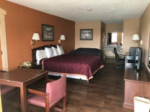 西斯科Lone Star Inn的酒店客房配有一张床铺和一张桌子。