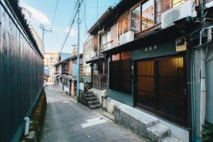 长崎Nagasaki - House / Vacation STAY 70083的一条小巷,一条街道和建筑物
