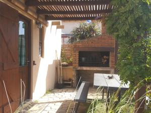 德尔迪阿布罗角La Marujada的一个带砖砌壁炉和桌子的庭院