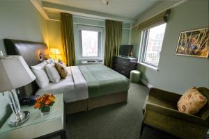 纽约宾凯酒店的配有一张床和一把椅子的酒店客房