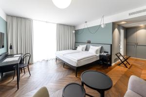 维也纳卡罗琳酒店的卧室配有一张床、一张桌子和椅子