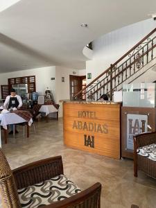 萨帕托卡Hotel Abadias De Zapatoca的一家酒店餐厅,提供Adelaidehahahahahahahahahaha酒店