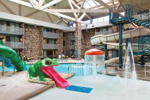 俾斯麦Bismarck Hotel and Conference Center的一个带水滑梯的室内游泳池