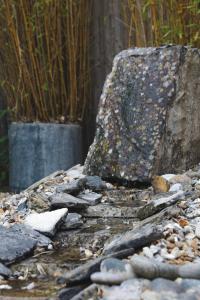巴斯Zen House Bath的堆石堆上的大型岩石