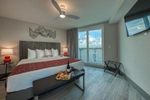 圣徒皮特海滩FUSION Resort Two Bedroom Suites的一间卧室配有一张床,上面放着一个食物托盘
