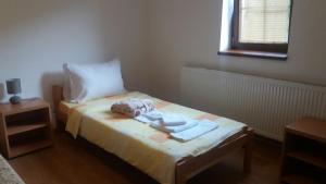 利塔尼Apartmani Gmitrovic的一间小卧室,配有带毛巾的床