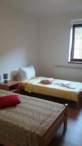 利塔尼Apartmani Gmitrovic的一间卧室设有两张床和窗户。