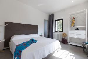 里卡迪Gallo Fino的白色的卧室设有一张白色大床和一个窗户。