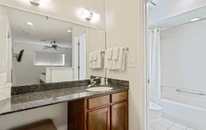 坦帕Chase Suite Hotel Rocky Point Tampa的一间带水槽和大镜子的浴室