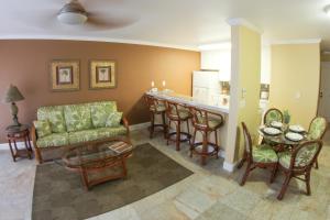 科纳科纳礁度假酒店拉图集团经营的客厅配有沙发和桌椅