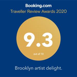 布鲁克林Brooklyn Artist Delight的黄色圆圈,有9个数字,文字旅行评论奖