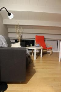 朱利亚诺瓦Otium的带沙发和红色椅子的客厅