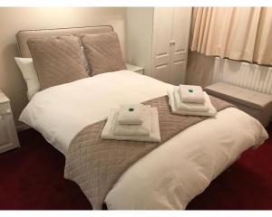 沃克索普42 Beaumont Rise Rental - Worksop的床上的两条毛巾
