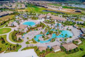 基西米Gorgeous 2BR with Waterpark & 2 Clubhouses的享有度假胜地的空中景致,设有2个游泳池