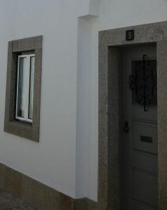 埃武拉A Casa do Mestre的墙上的门和镜子