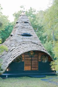 坦加拉Igabara Hobbit House的一座带屋顶的小树屋